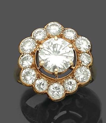 null Yellow gold (750‰) "marguerite" ring set with thirteen brilliant-cut diamonds,...