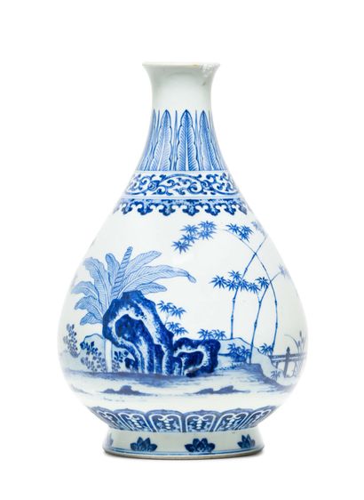CHINE - époque Qianlong (1736-1795) Vase de forme «yuhuchunping» en porcelaine décorée...