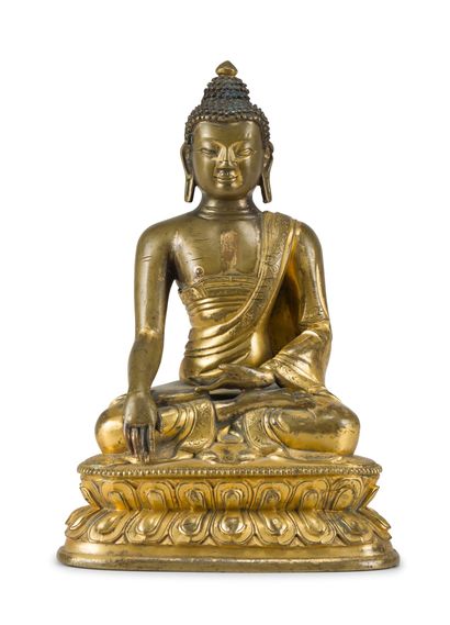TIBET - XVIIIe siècle Gilt bronze statue of Akshobya Buddha seated in padmasana on...