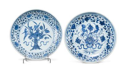 CHINE - XVIIIe siècle Deux coupes en porcelaine décorée en bleu sous couverte d'un...