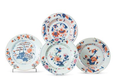 CHINE, Compagnie des Indes - Epoque KANGXI (1662 - 1722) Four porcelain plates decorated...