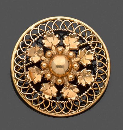 null Yellow gold (750‰) openwork, twisted and curled brooch with leaf motifs.
French...