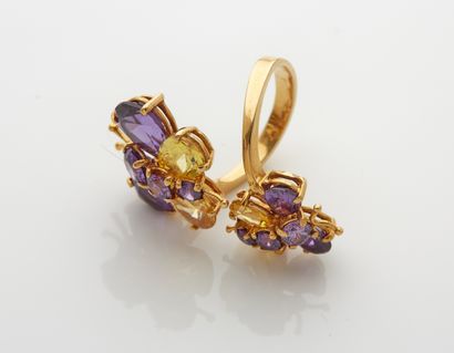 null Important yellow gold (750‰) "two butterflies" open ring, set with round and...