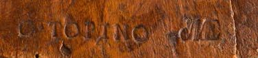 null TABLE DE SALON de forme ovale en bois de placage, la ceinture marquetée de branchages...