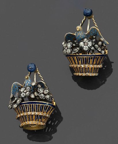 null Paire de PENDANTS d'OREILLES «panier à oiseau et fleurs» en or jaune (750‰)...