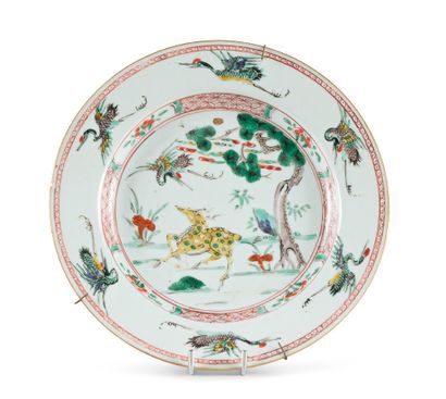 CHINE, Compagnie des Indes Epoque KANGXI (1662 - 1722) Porcelain plate decorated...
