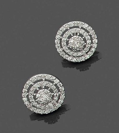 null Pair of circular EARRINGS in white gold (750‰) openwork, set with brilliant-cut...