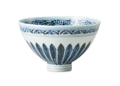 CHINE Petit bol en porcelaine bleu et blanc à décors de frises de feuillage stylisé....