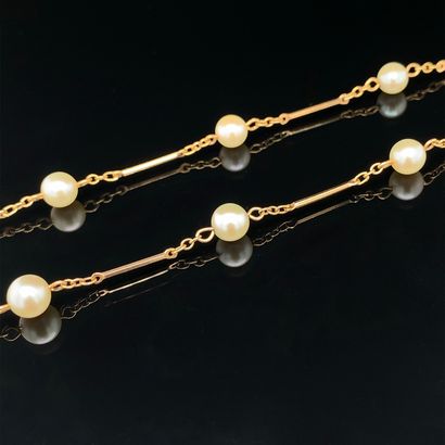  NECKLACE chain in yellow gold (750‰), alternated with fifteen cream coloured cultured...