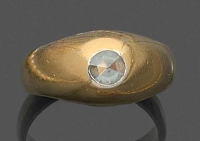 Yellow gold (750‰) man's ring, topped with...