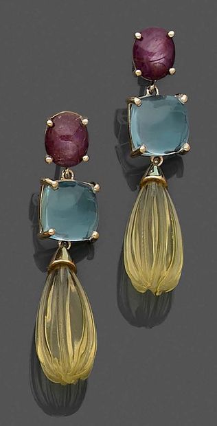 null Pair of EARRINGS in vermeil (925‰) set with a star cabochon ruby, a cushion-shaped...