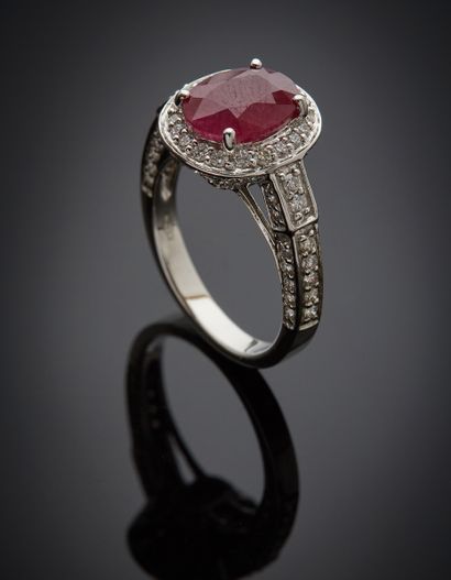 null RING in white gold (750‰) set with an oval ruby weighing 3.25 carats, surrounded...