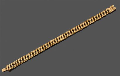  BRACELET gourmette in yellow gold (750‰), with English link. Slight shocks. French...