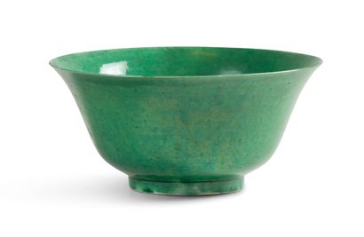 CHINE - Époque KANGXI (1662-1722) Bol à bord évasé en porcelaine émaillée verte....