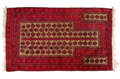 null Persian carpet Beloutche (East of Iran) of prayer
Middle of the 20th century.
Field...