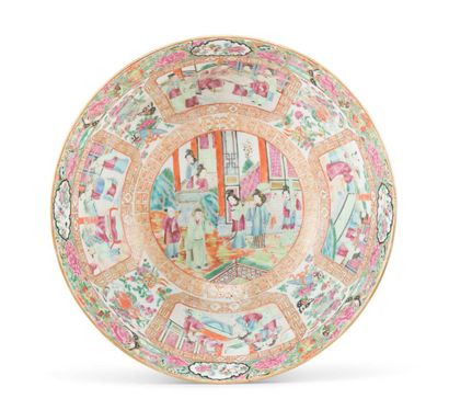 CHINE, Canton - Fin XIXe siècle Porcelain bowl decorated in polychrome enamels of...