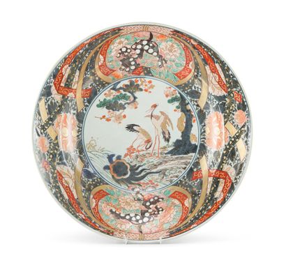 JAPON, Imari - Époque EDO (1603-1868), fin XVIIe siècle A large porcelain dish decorated...