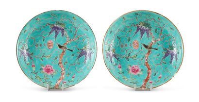 CHINE - Début XXe siècle A pair of polychrome enamelled porcelain bowls with a bird...