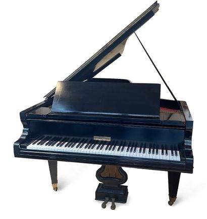 null PIANO demi-queue fabriqué à la fin du XIXe siècle par la Maison MANGEOT Frères...
