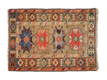 null Tapis du Caucase «Lesghi»
Champ du tapis à décor de quatre médaillons polychromes...