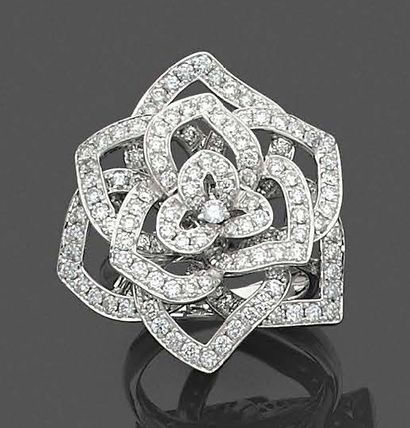 null White gold (750‰) openwork "camellia" ring set with brilliant-cut diamonds.
Finger:...