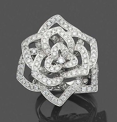 null BAGUE «camélia» en or gris (750‰) ajouré, serti de diamants taille brillant.
Doigt:...