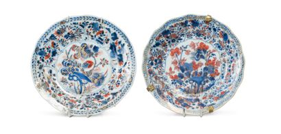 CHINE - Époque KANGXI (1662-1722) Deux petites assiettes creuses pouvant former paire...