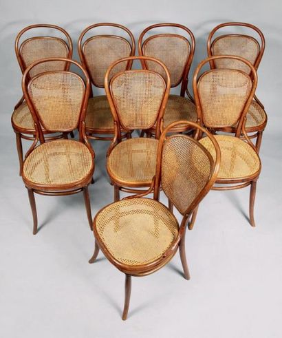 THONET frères Suite de 8 chaises en bois lamellé courbé, dossier ovale incurvé et...
