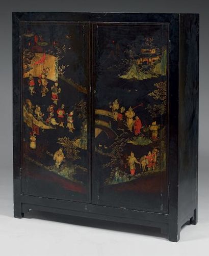 Pierre BOBOT (1902-1975) Petite armoire à caisson quadrangulaire en laque noire ouvrant...