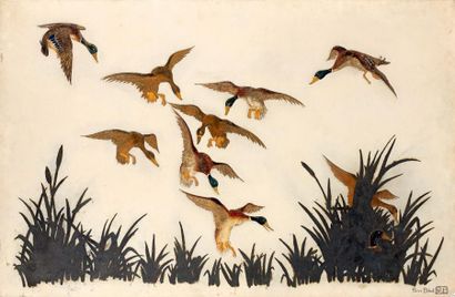 Pierre BOBOT (1902-1975) « Vol de canards » Grand panneau en bois stuqué peint, gravé...
