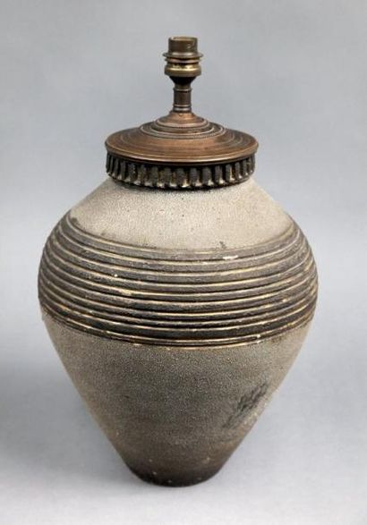 Jean BESNARD (1889-1958) Vase monté en lampe ovoïde en grès à décor de lignes incisées...