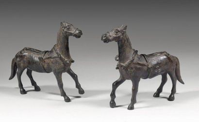 Deux chevaux d'attelage harnachés en bronze...