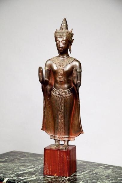 Statuette de bouddha debout en bronze à patine...