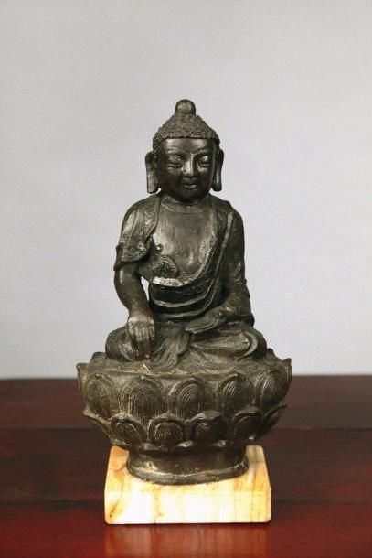 null Statuette de bouddha assis sur le lotus en bronze à patine brune. Chine, époque...