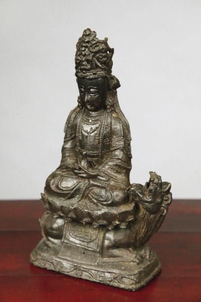 null Statuette de boddhisatva assis sur une chimère couchée en bronze à patine brune...