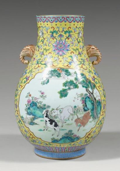 null Vase de forme ovoïde dit Hu d'après un modèle de bronze archaïque, reposant...