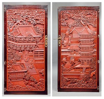 null Paire de portes en bois laqué brun rouge à décor sculpté de personnages devant...