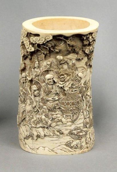 null Vase cylindrique en ivoire à patine jaune à décor sculpté de rakan et éléphant...