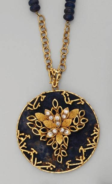 null Pendentif et chaîne en or jaune, le premier formé d'un disque en lapis lazuli...