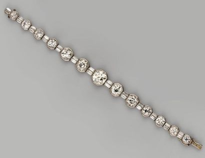  Bracelet en platine et or gris articulé d'une chute de treize diamants demi taille...