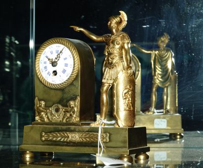 null Petite pendule en bronze doré à décor de centurion romain.
(Accident au cadran).
18,5...