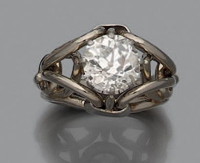 null BAGUE en platine (950‰) et fil d'or gris (750‰) ajourée, surmontée d'un diamant...