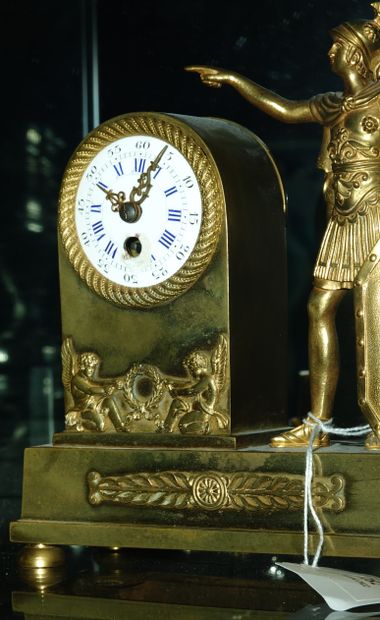 null Petite pendule en bronze doré à décor de centurion romain.
(Accident au cadran).
18,5...