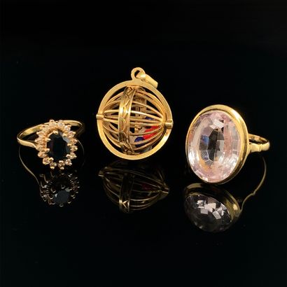 LOT in yellow gold (750‰) comprising:
- an...