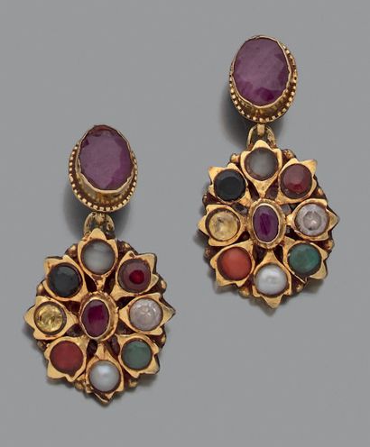 null Pair of "Navaratna" EARPENDANTS in 9-karat yellow gold (375‰), chased with flower...