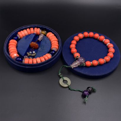 null Deux BRACELETS de prière composés de perles et pierres de couleur diverses.
Long....