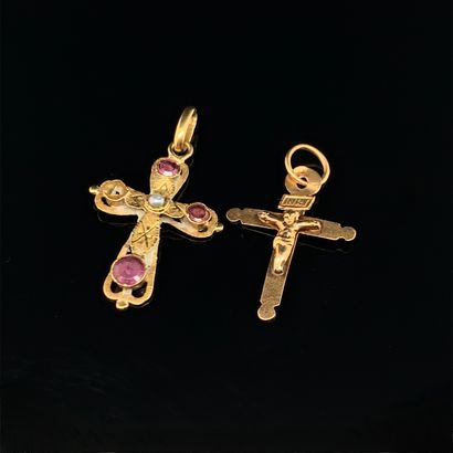 Deux petits PENDENTIFS « croix » en or jaune...