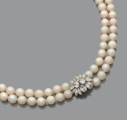 NECKLACE composed of two rows of cream colored...
