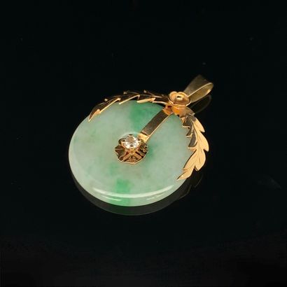null PENDENTIF en or jaune (750‰) orné d'un anneau de jade jadéïte, centré d'un petit...