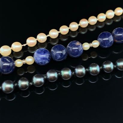 null LOT comprenant :
- un SAUTOIR composé d'un rang de perles de culture de couleur...